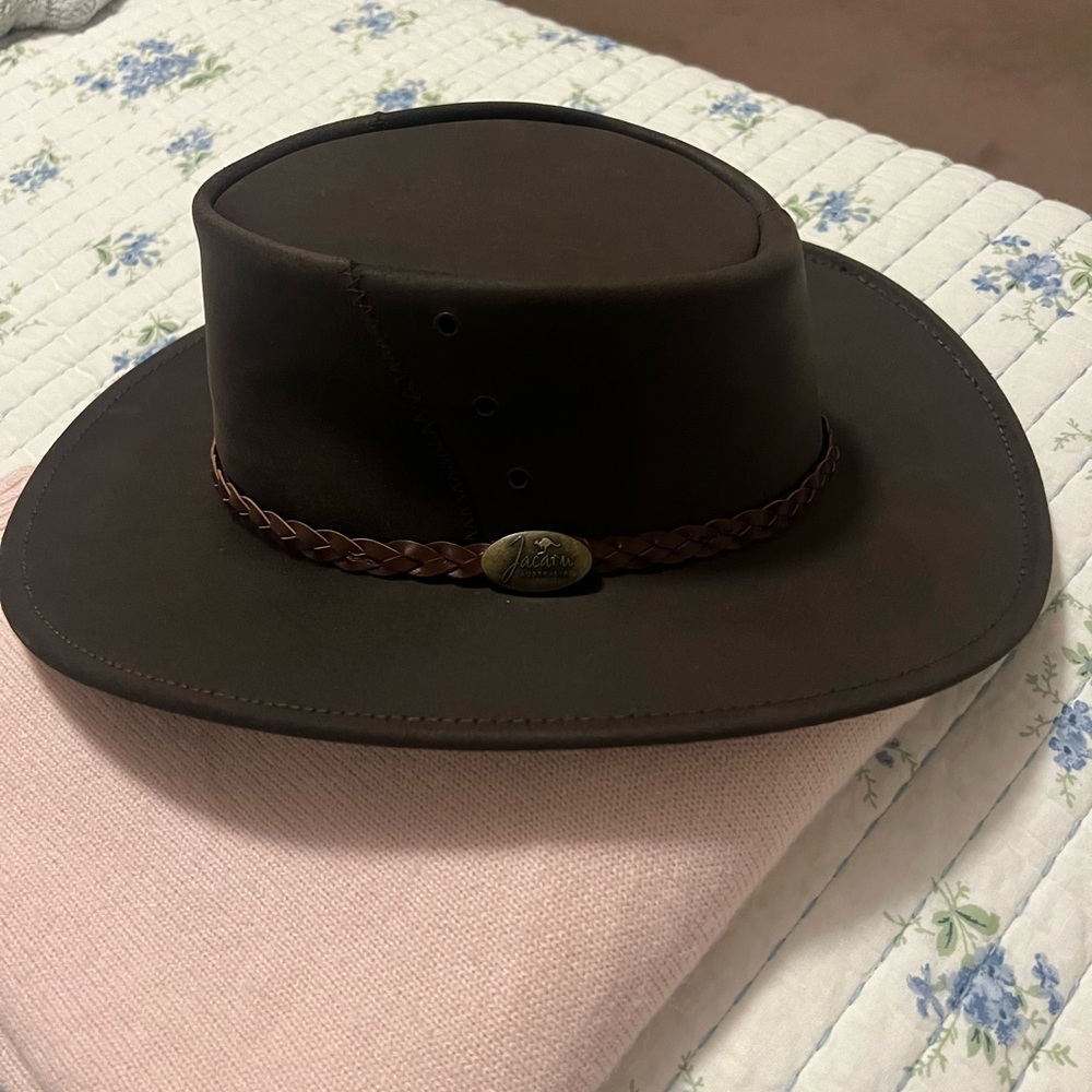 NWOT OZTRALA hat size L